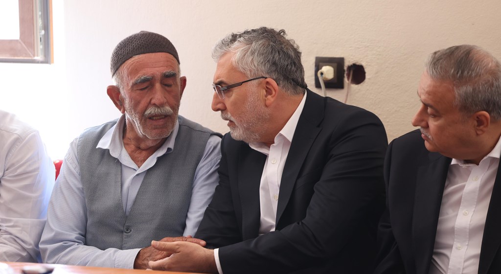 Çalışma ve Sosyal Güvenlik Bakanı Prof. Dr. Vedat Işıkhan, Diyarbakır ve Mardin'de çıkan yangın nedeniyle hayatını kaybedenlerin yakınlarına taziye ziyaretinde bulundu.