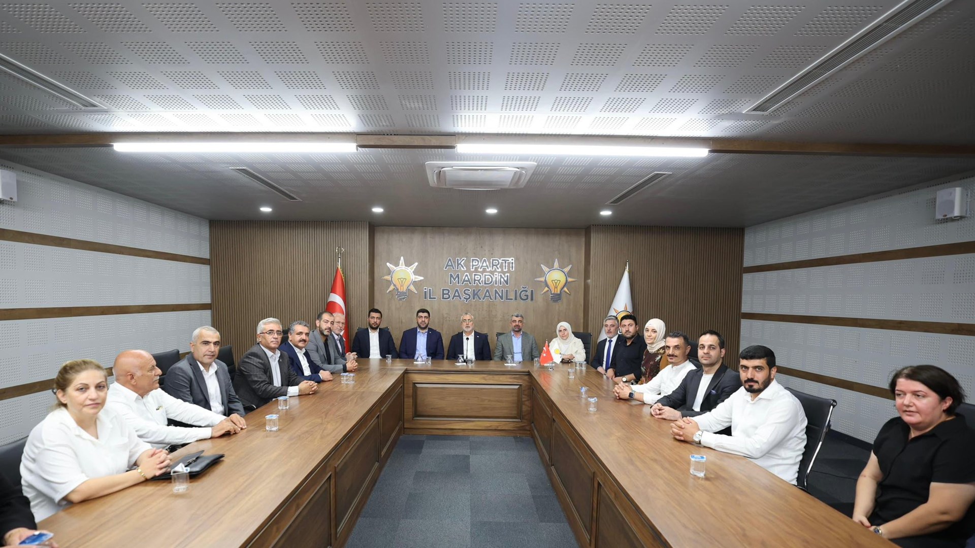 Çalışma ve Sosyal Güvenlik Bakanı Vedat Işıkhan, çeşitli temaslarda bulunmak ve “Mardin İş Dünyası İstişare Toplantısı”na katılmak üzere Mardin’e gitti.