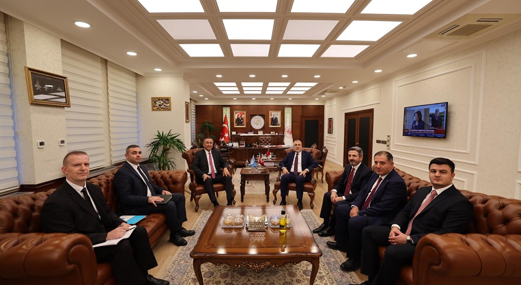 Çalışma ve Sosyal Güvenlik Bakanlığı tarafından düzenlenecek olan “Türk Devletlerinde Çalışma Hayatı ve Sosyal Koruma Uluslararası Konferansı” çerçevesinde Çalışma ve Sosyal Güvenlik Bakanı Prof. Dr. Vedat Işıkhan başkanlığında, Türk Devletlerinde Çalışma Hayatı ve Sosyal Koruma Üst Düzey İstişare Toplantısı düzenlendi.