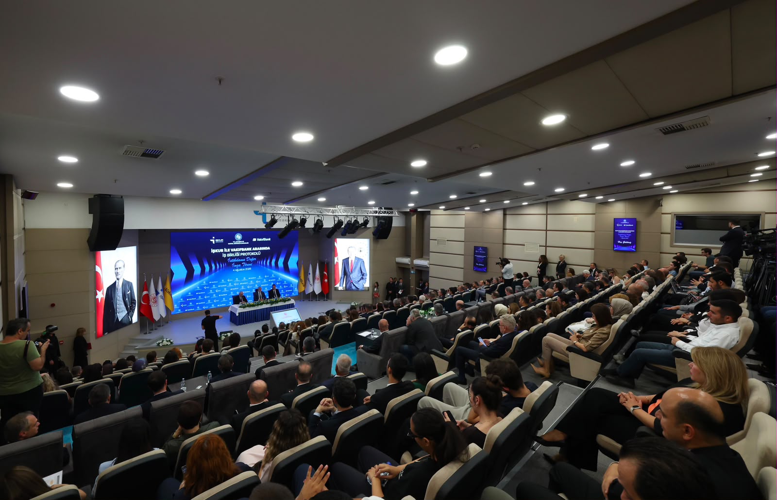 Çalışma ve Sosyal Güvenlik Bakanı Prof. Dr. Vedat Işıkhan, Türkiye İş Kurumu (İŞKUR) ile Vakıfbank Arasında İş Birliği Protokolü İmza Töreni’ne iştirak etti.