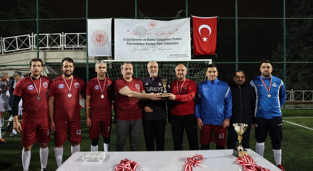 Çalışma ve Sosyal Güvenlik Bakanlığının düzenlediği futbol turnuvasında, bakanlık, işçi, işveren ve memur konfederasyonlarının temsilcileri ile basın mensupları bir araya geldi.