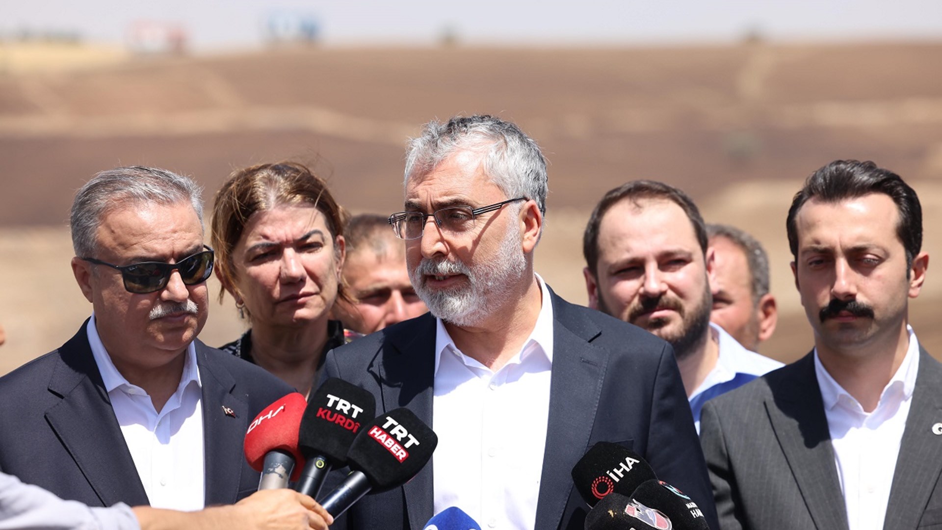 Çalışma ve Sosyal Güvenlik Bakanı Prof. Dr. Vedat Işıkhan, Diyarbakır ve Mardin'de çıkan yangın nedeniyle hayatını kaybedenlerin yakınlarına taziye ziyaretinde bulundu.