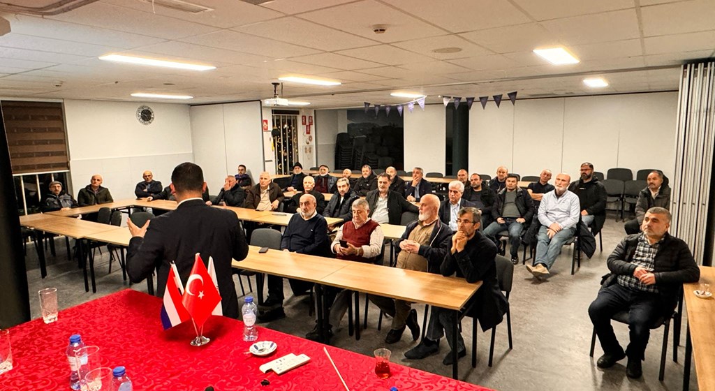 Deventer Çalışma ve Sosyal Güvenlik Ataşeliğimiz, Rotterdam şehrinde HDV Rotterdam Mevlana Camiinde vatandaşlarımızla bir araya geldi.