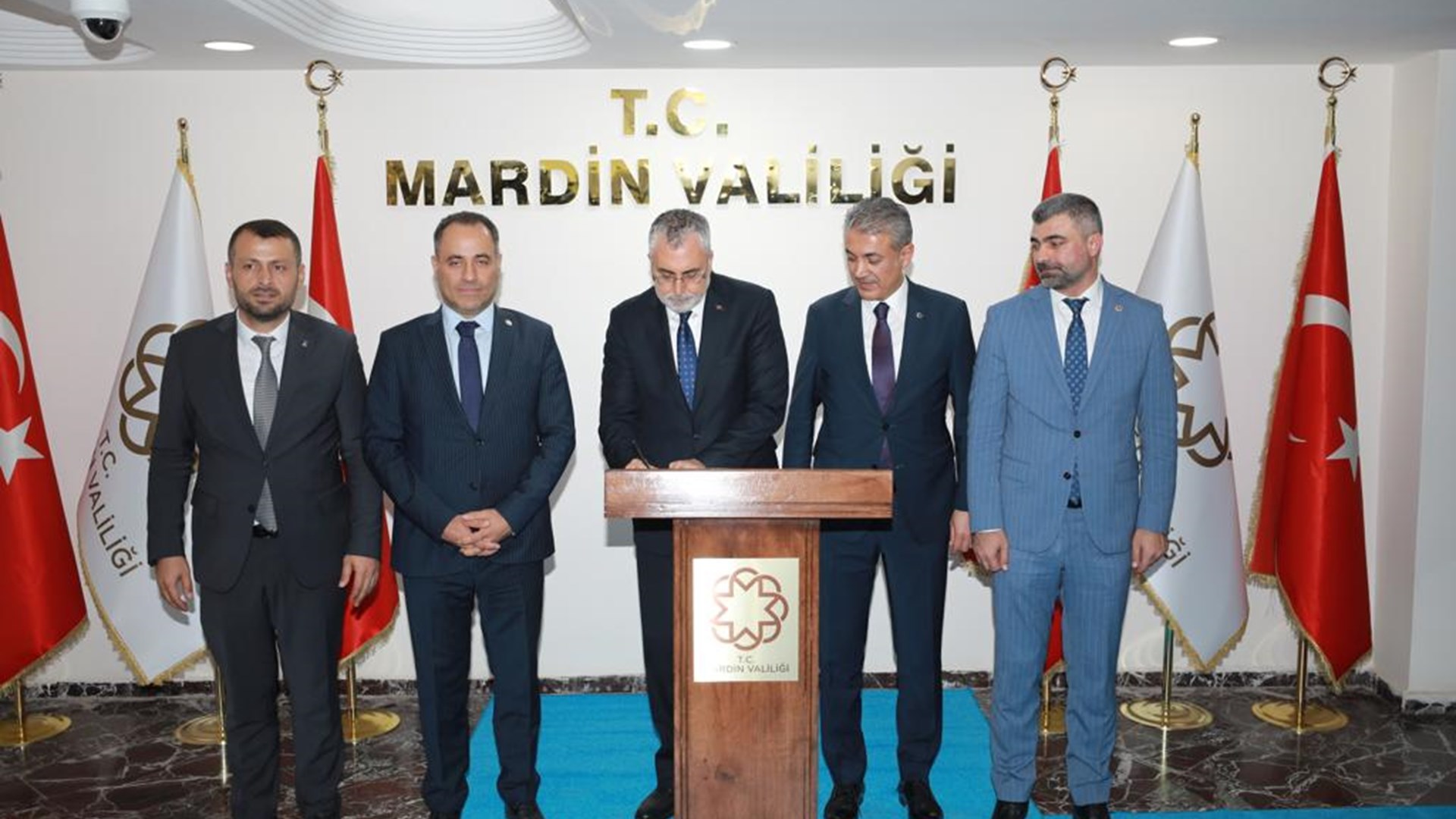 Çalışma ve Sosyal Güvenlik Bakanı Prof. Dr. Vedat Işıkhan, bir dizi ziyaretlerde bulunmak ve programlara katılmak üzere Mardin’e gitti.