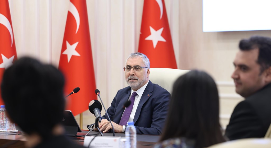 Çalışma ve Sosyal Güvenlik Bakanı Prof. Dr. Vedat Işıkhan, Çalışma ve Sosyal Güvenlik Bakanlığı Reşat Moralı Toplantı Salonu’nda SERÇEV (Serebral Palsili Çocuklar Derneği) ve İŞKUR’dan yararlanan engelli bireylerle bir araya geldi.