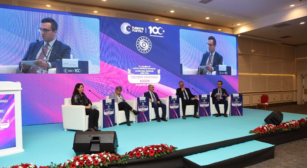 Panele katılan Çalışma ve Sosyal Güvenlik Bakanımız Prof. Dr. Vedat Işıkhan, kadınların ekonomik, hukuki, sosyal hak ve özgürlükleri konularının özellikle son 21 yıldır üzerinde hassasiyetle durulan ve bu alanda özel politika geliştirilen alanlardan biri olduğunu belirtti.