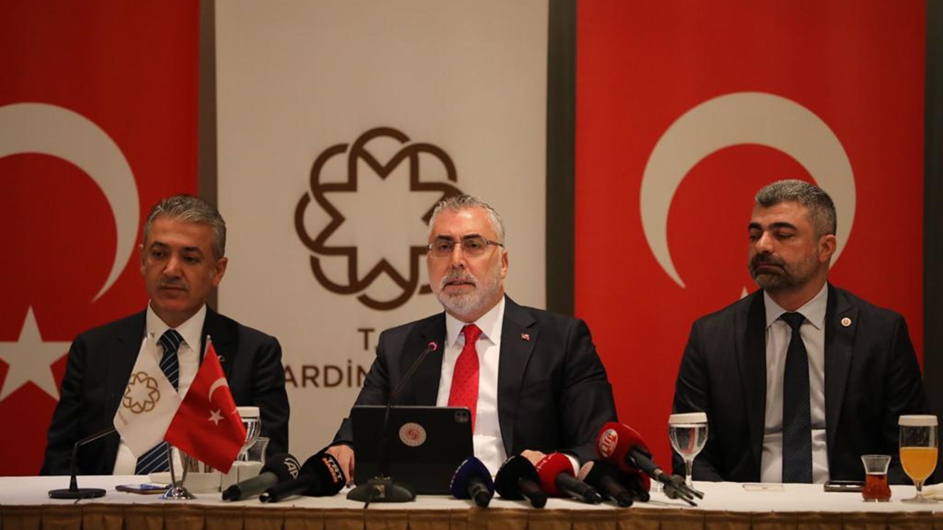 Minister of Labour and Social Security Prof. Dr. Vedat Işıkhan attended the meeting “Session with Businesspersons and Representatives of Non-Governmental Organizations” convened in Mardin, where he paid a visit to hold talks.