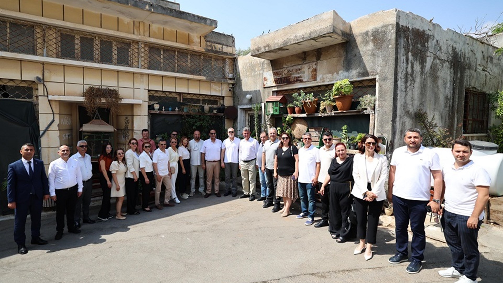 Çalışma ve Sosyal Güvenlik Bakanı Prof. Dr. Vedat Işıkhan, programlara katılmak ve çeşitli temaslarda bulunmak üzere gittiği Kuzey Kıbrıs Türk Cumhuriyeti’nde Kapalı Maraş’ı ziyaret etti.