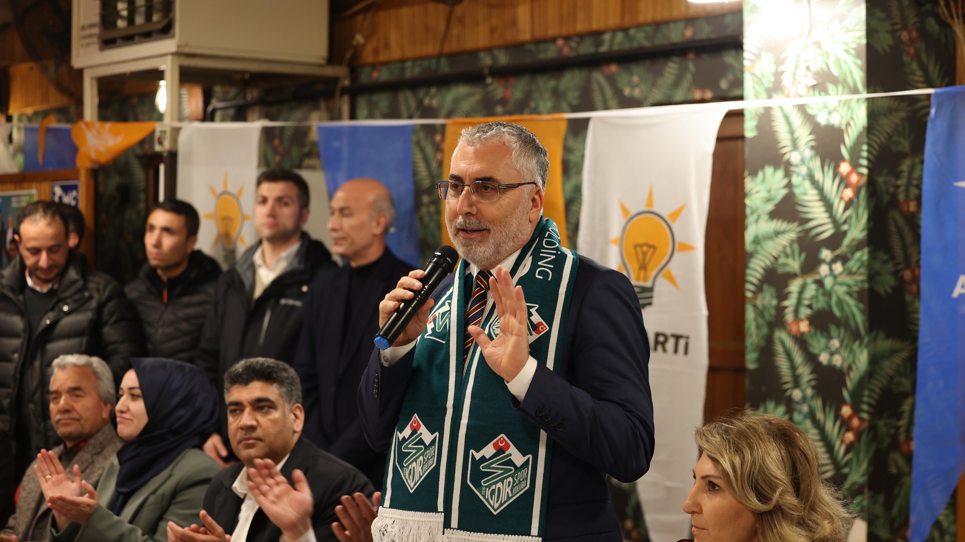 Çalışma ve Sosyal Güvenlik Bakanı Prof. Dr. Vedat Işıkhan, çeşitli temaslarda bulunmak ve programlara katılmak üzere Iğdır’a gitti.