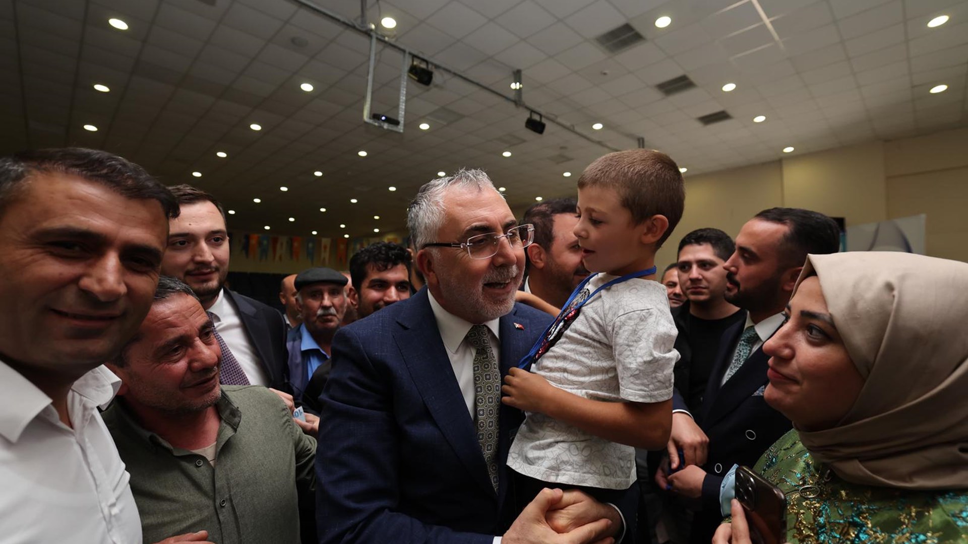 Bakan Işıkhan, Bitlis’te Ziyaretlerde Bulundu