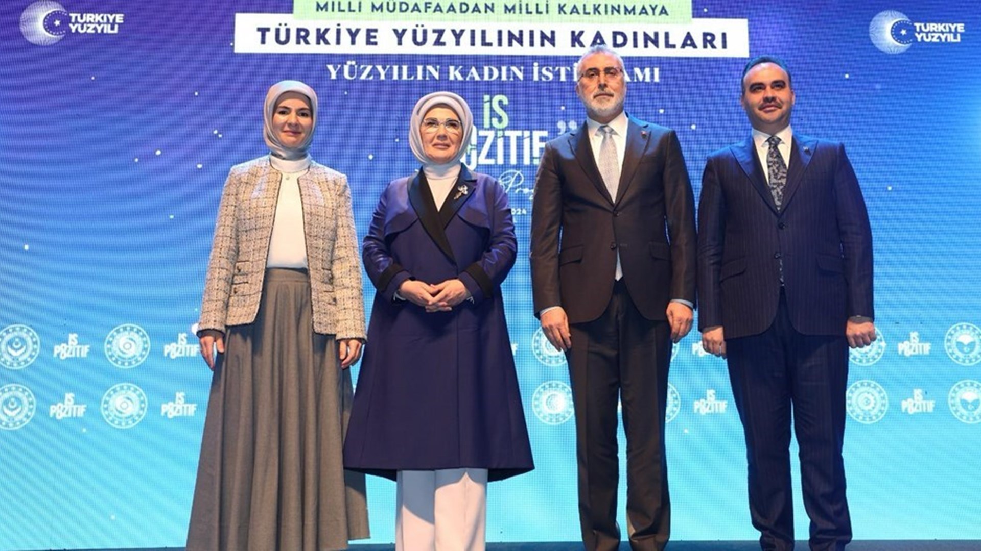 Çalışma ve Sosyal Güvenlik Bakanı Prof. Dr. Vedat Işıkhan, Çalışma ve Sosyal Güvenlik Bakanlığı tarafından Cumhurbaşkanı Recep Tayyip Erdoğan’ın Eşi Emine Erdoğan’ın teşrifleriyle Atatürk Kültür Merkezi’nde (AKM) düzenlenen “Milli Müdafaadan Milli Kalkınmaya Türkiye Yüzyılı’ nın Kadınları Yüzyılın Kadın İstihdamı İş-Pozitif Tanıtım Programı” na katıldı.