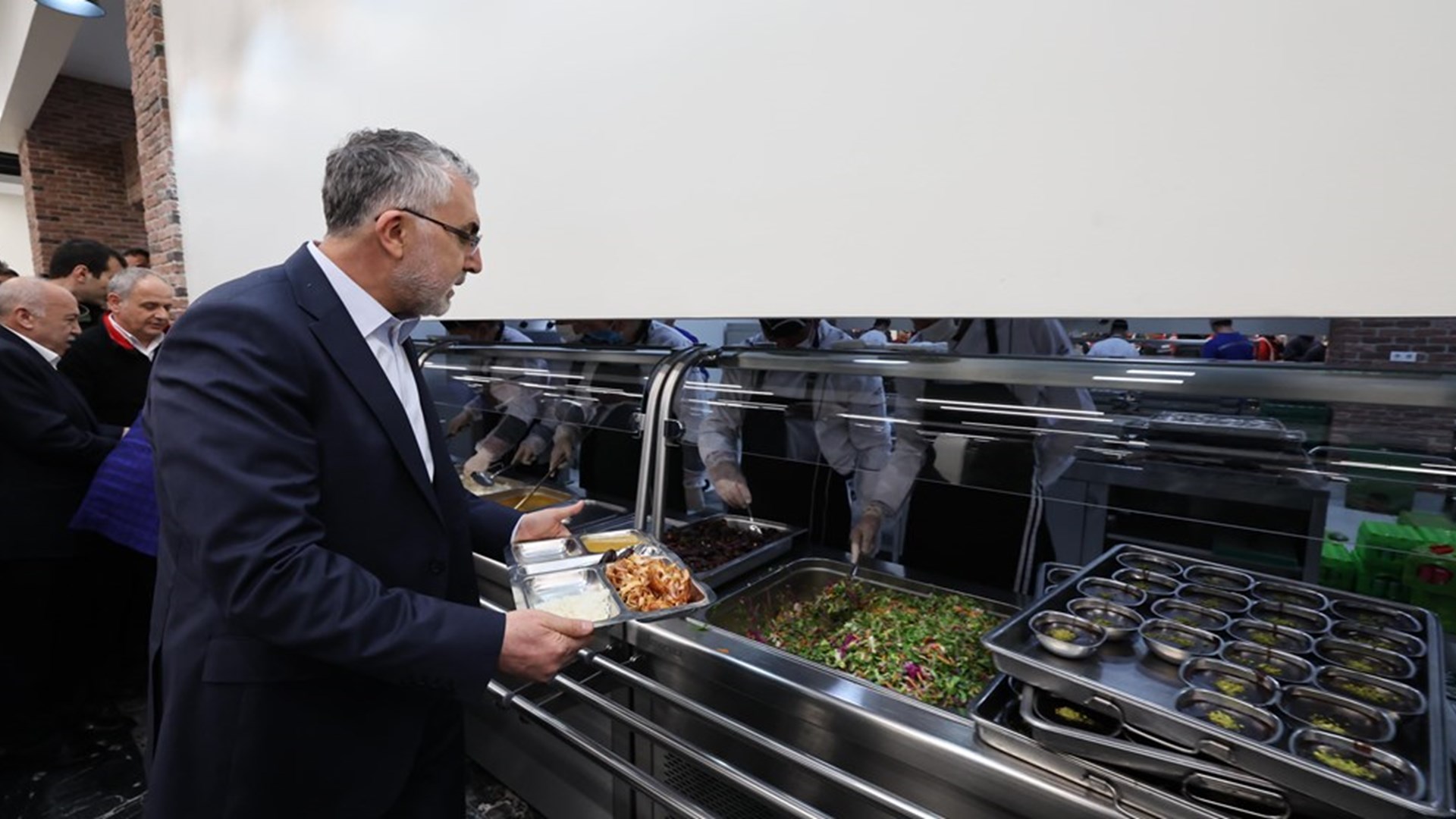 Çalışma ve Sosyal Güvenlik Bakanı Prof. Dr. Vedat Işıkhan, çeşitli temaslarda bulunmak ve programlara katılmak üzere Kırşehir’e gitti.