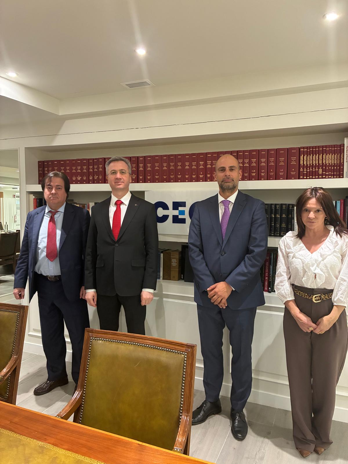 Rehberlik ve Teftiş Başkanımız Bekir Aktürk ve beraberindeki heyet, 6 Mayıs 2025 tarihinde İspanya’nın önde gelen işveren örgütlerinden olan İspanyol İşverenler ve Sanayi Konfederasyonu (CEOE) ile Küçük ve Orta Ölçekli İşletmeler Konfederasyonu (CEPYME) temsilcileriyle bir araya geldi.