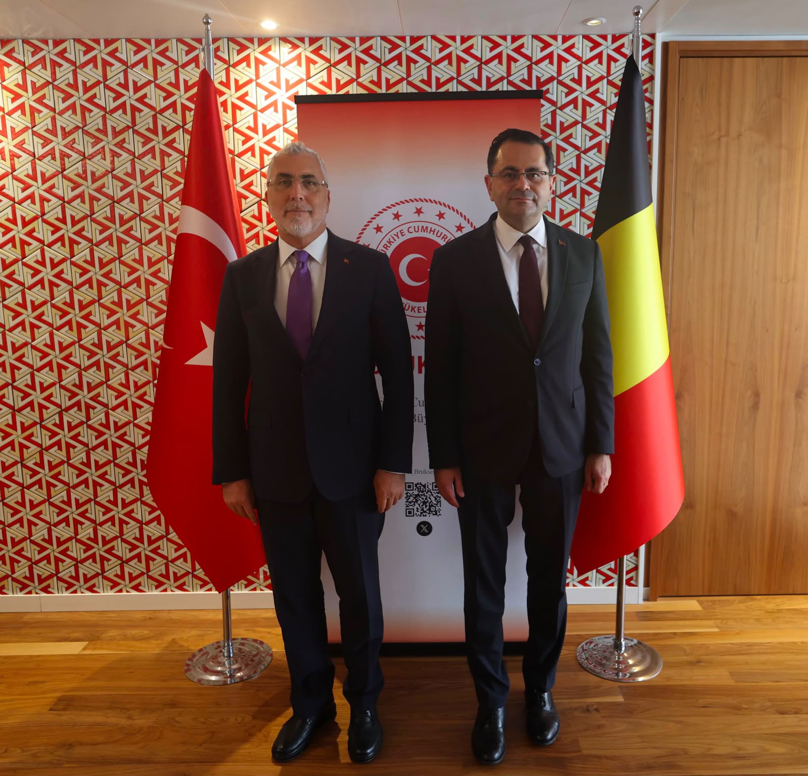 Çalışma ve Sosyal Güvenlik Bakanı Prof. Dr. Vedat Işıkhan, çeşitli temaslarda bulunmak ve programlara katılmak üzere Belçika Brüksel’e gitti.