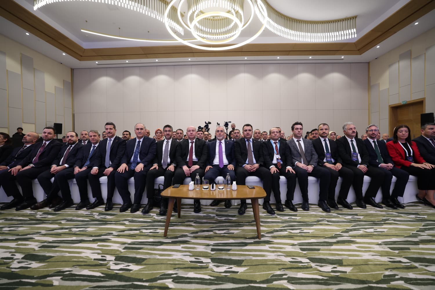 Çalışma ve Sosyal Güvenlik Bakanı Prof. Dr. Vedat Işıkhan, çeşitli ziyaretlerde bulunmak ve programlara katılmak üzere bulunduğu Antalya’da Türkiye İş Kurumu (İŞKUR) İl Müdürleri İstişare Toplantısı’na katıldı.