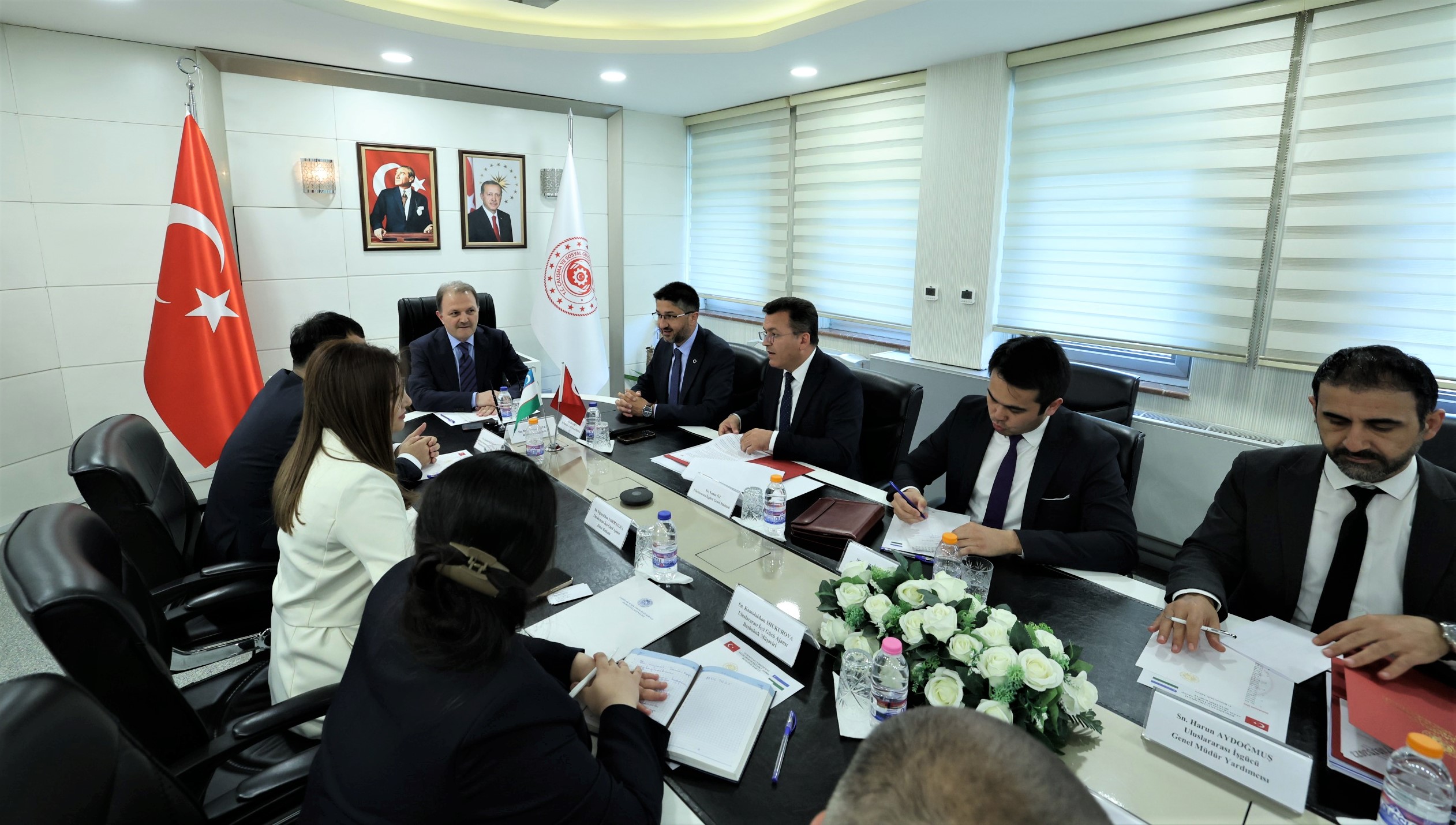 Bakanlığımız ile Özbekistan Cumhuriyeti İstihdam ve Yoksulluğun Azaltılması Bakanlığı arasında 7 Mayıs 2025 tarihinde yürürlüğe konulan Eylem Planı kapsamında Özbekistan Cumhuriyeti Uluslararası Göç Ajansı yetkililerinden oluşan heyet Bakanlığımıza bir çalışma ziyareti gerçekleştirdi.
