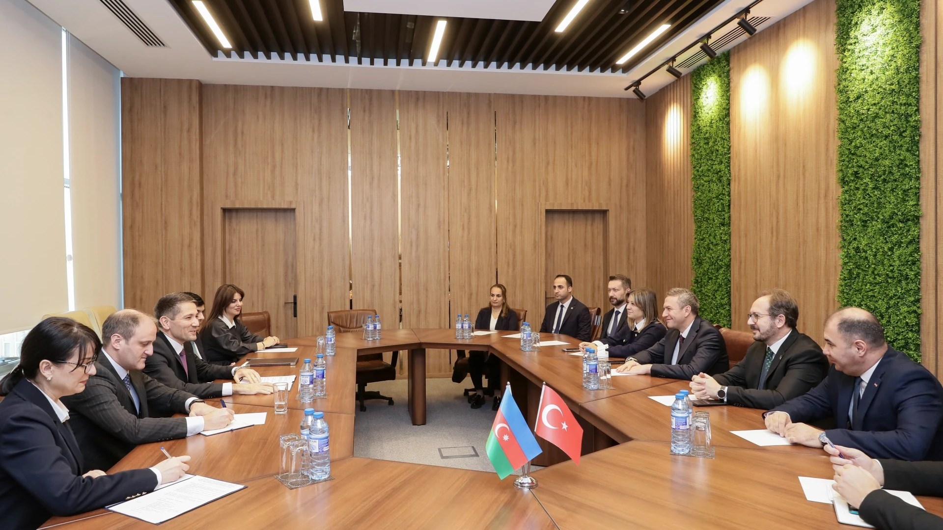 Genel Müdürlüğümüz, 16-19 Aralık 2024 tarihlerinde Azerbaycan’a çalışma ziyareti gerçekleştirdi. İş sağlığı ve güvenliği alanında yürütülecek faaliyetler doğrultusunda gerçekleştirilen ziyaret, çalışma hayatı ve sosyal güvenlik alanlarında da iş birliğini geliştirme yolunda önemli bir adım oldu.