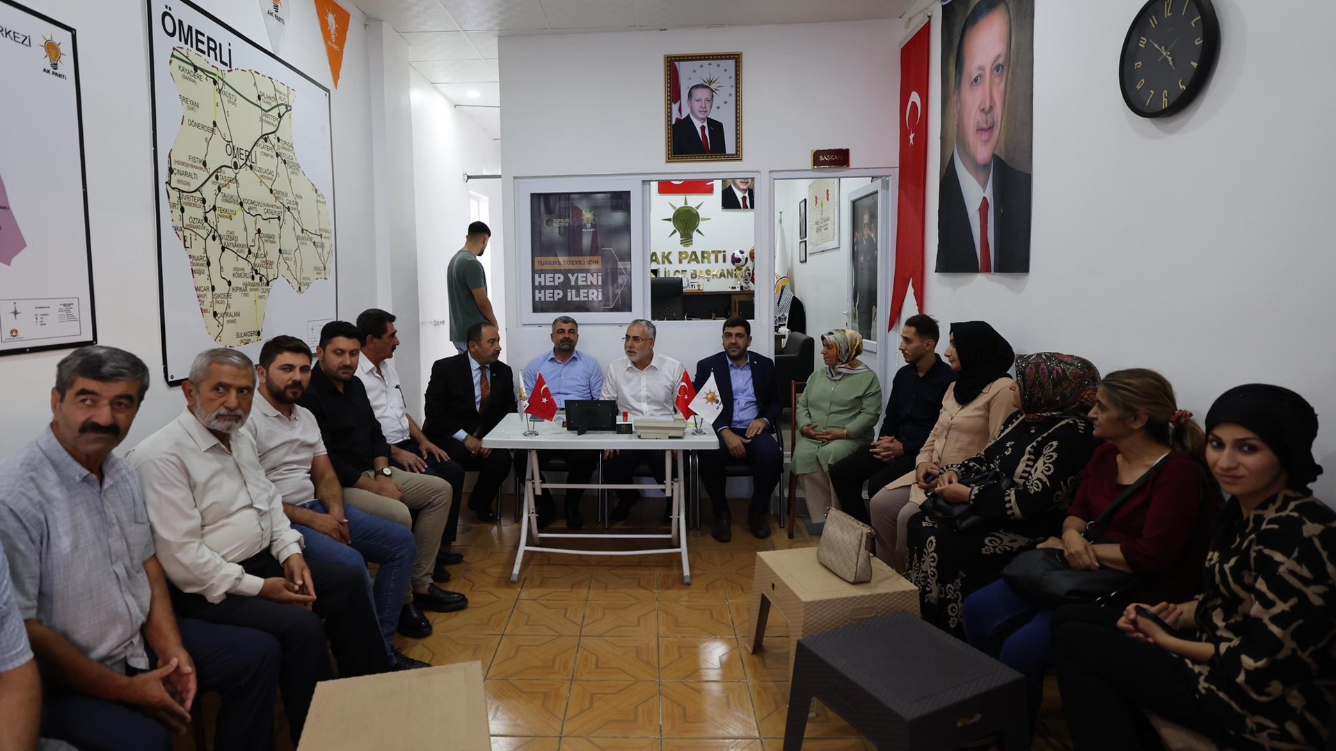 Çalışma ve Sosyal Güvenlik Bakanı Vedat Işıkhan, çeşitli temaslarda bulunmak ve “Mardin İş Dünyası İstişare Toplantısı”na katılmak üzere Mardin’e gitti.