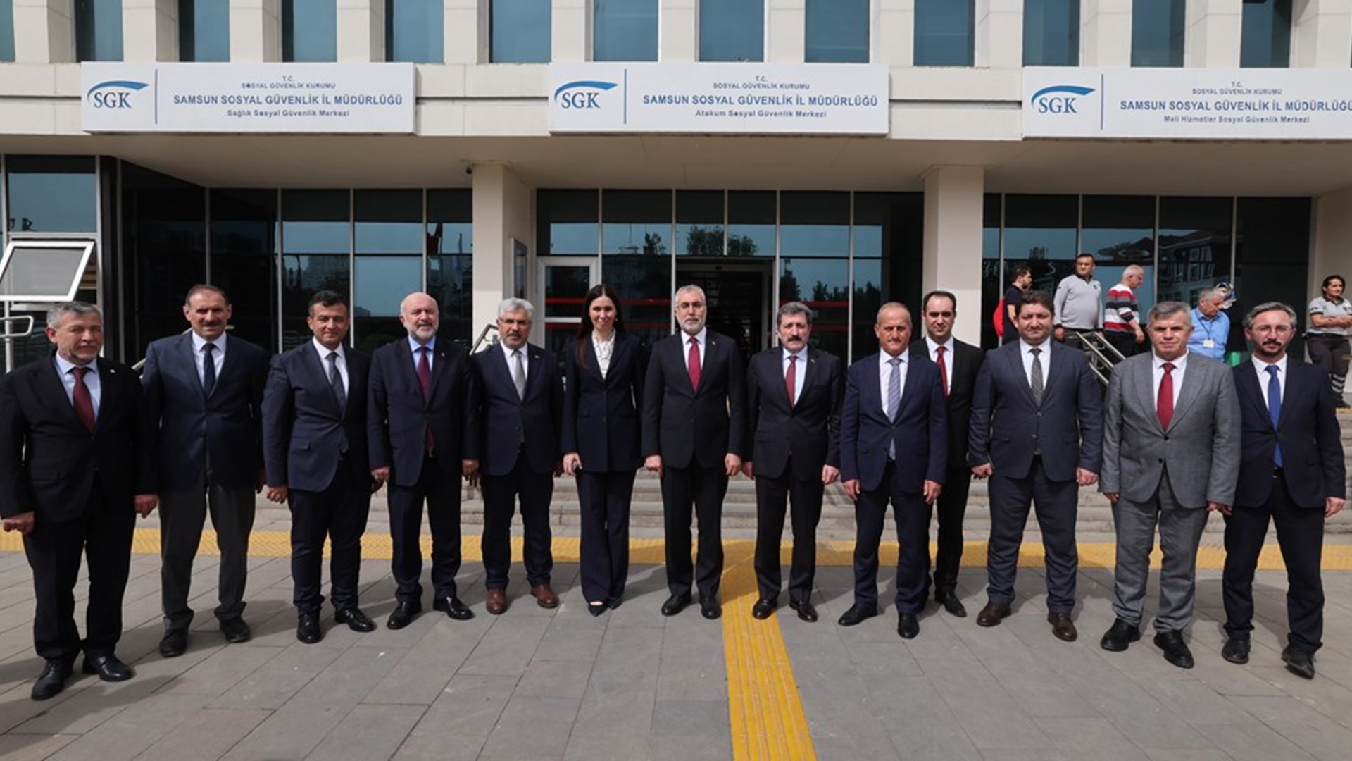 Çalışma ve Sosyal Güvenlik Bakanı Prof. Dr. Vedat Işıkhan, “Kadın İstihdam Sistemi İş-Pozitif Tanıtım Programı ve Fuar Açılışı” na katılmak ve çeşitli ziyaretlerde bulunmak üzere Samsun’a gitti.