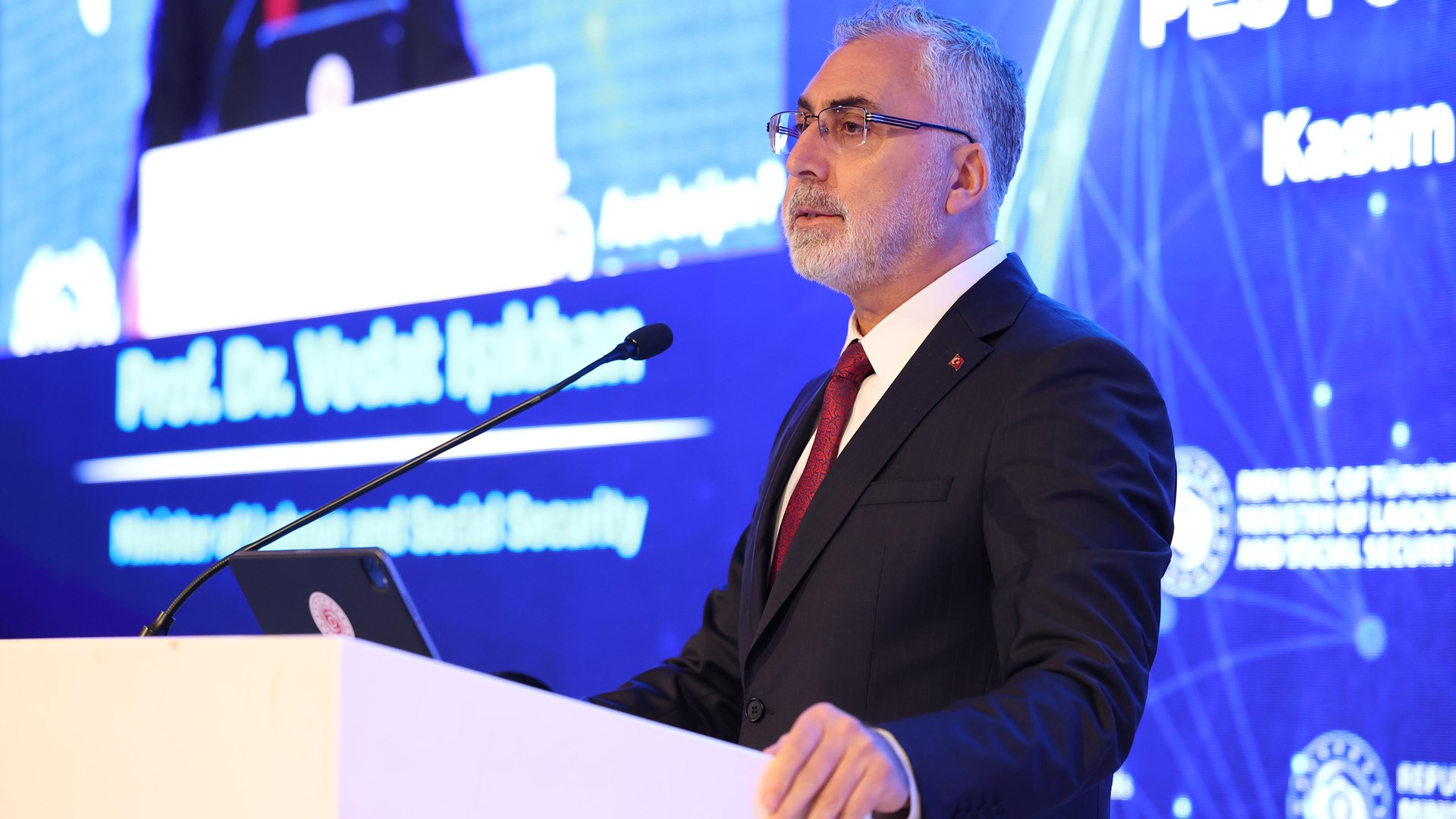 Çalışma ve Sosyal Güvenlik Bakanı Prof. Dr. Vedat Işıkhan, Dünya Kamu İstihdam Kurumları Birliğinin (WAPES) Avrupa Bölge Konferansı kapsamında İŞKUR, Azerbaycan Devlet İstihdam Ajansı ve Uluslararası Çalışma Örgütü (ILO) Türkiye Ofisi iş birliğinde 16-17 Kasım tarihlerinde Antalya’da düzenlenecek olan “Ne Eğitimde Ne İstihdam Olan Gençler’ e (NEET) Yönelik Kamu İstihdam Hizmetleri Konferansı” na katıldı.