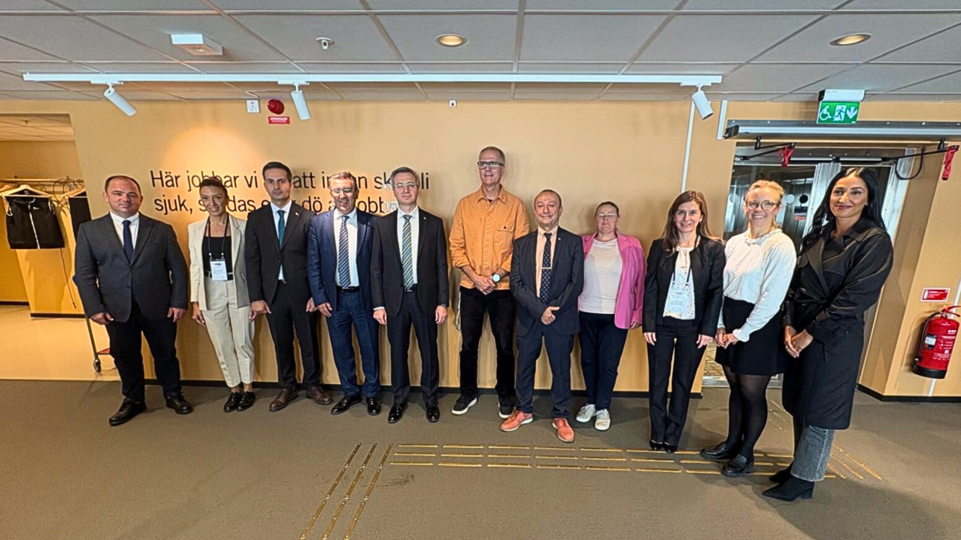 Çalışma ziyareti programı kapsamında SAWEE ile 26 Ağustos 2025 tarihinde gerçekleştirilen toplantıda, bilgi temelli politika süreçleri, yeni risk eğilimlerinin izlenmesi ve araştırma çıktılarının yaygınlaştırılması değerlendirildi.