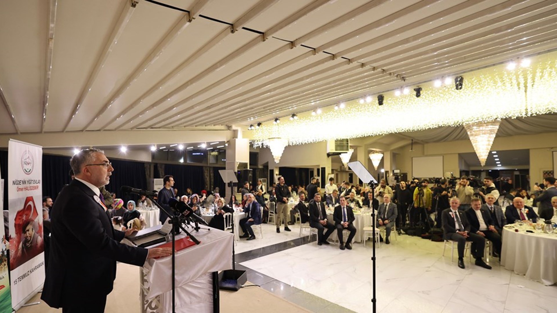 Çalışma ve Sosyal Güvenlik Bakanı Prof. Dr. Vedat Işıkhan, Niğde Dernekler Federasyonu (NİĞDEF) ve Niğdeli Bürokrat Sanayici ve İşadamları Derneği (NİSİAD) tarafından Bayrampaşa'daki Adapark'ta düzenlenen iftar programına katıldı.