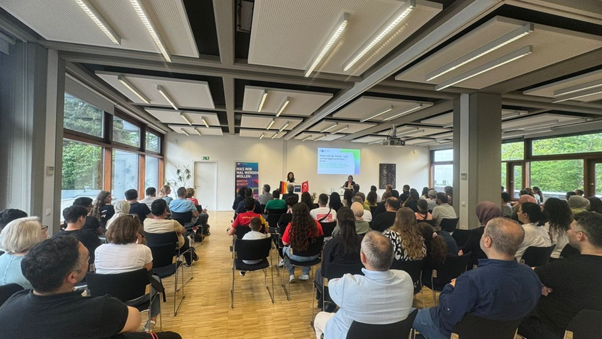 In the run-up to the summer holidays, the Stuttgart Attaché Office for Labour and Social Security provided young people and their parents with comprehensive information on post-school vocational training and higher education options.