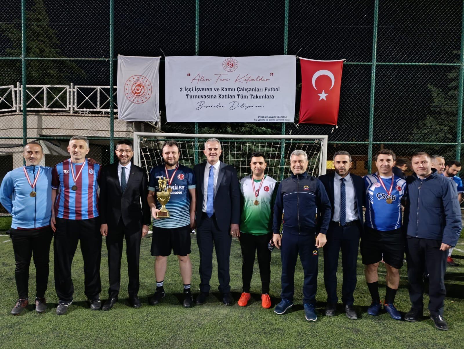 Bakanlığımız tarafından 1 Mayıs Emek ve Dayanışma Günü dolayısıyla düzenlenen “2. İşçi, İşveren ve Kamu Çalışanları Futbol Turnuvasında” Dış İlişkiler ve Avrupa Birliği Genel Müdürlüğümüz futbol takımı 3’üncü oldu.