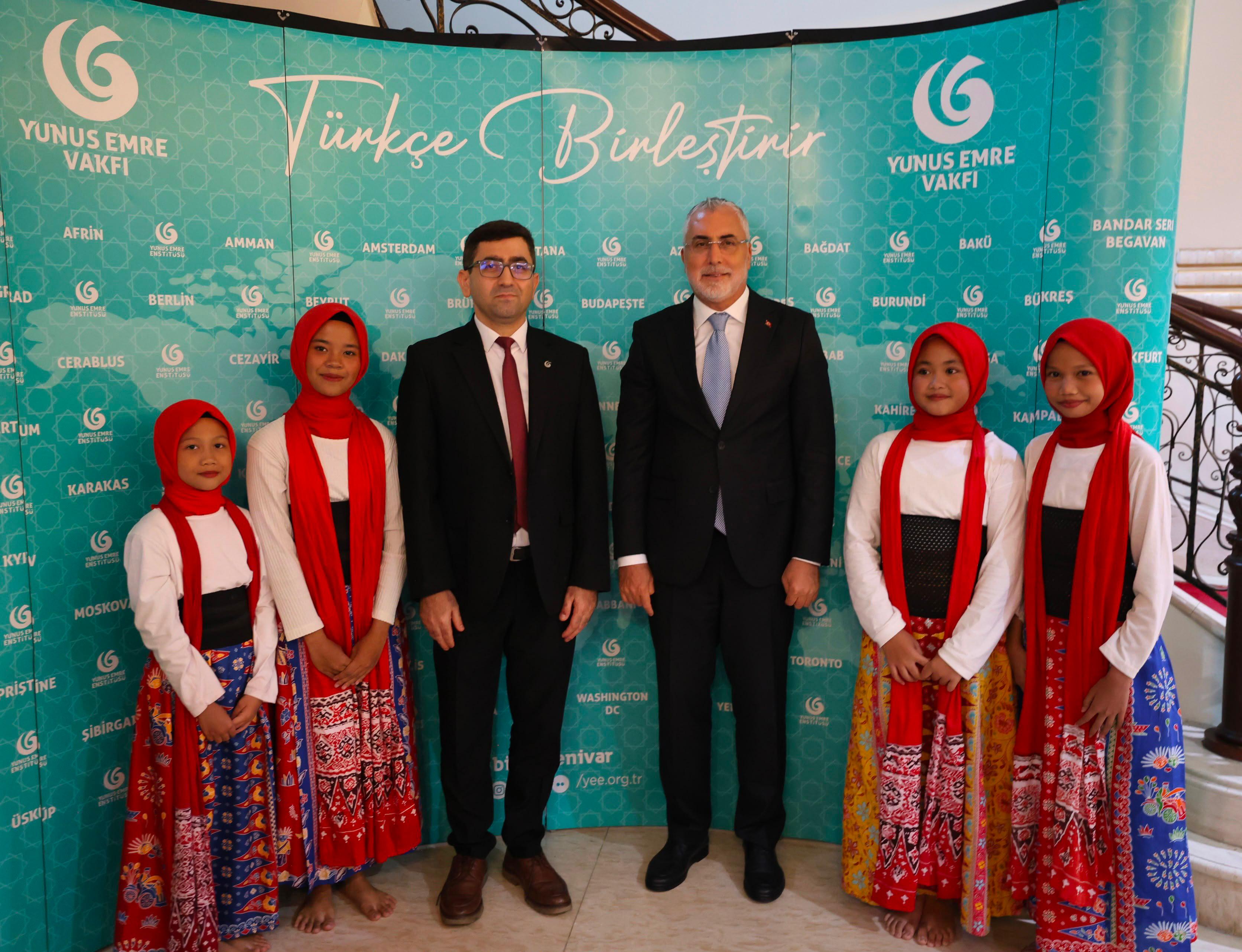 Bakan Işıkhan, Yunus Emre Enstitüsü Cakarta Ofisini Ziyaret Etti