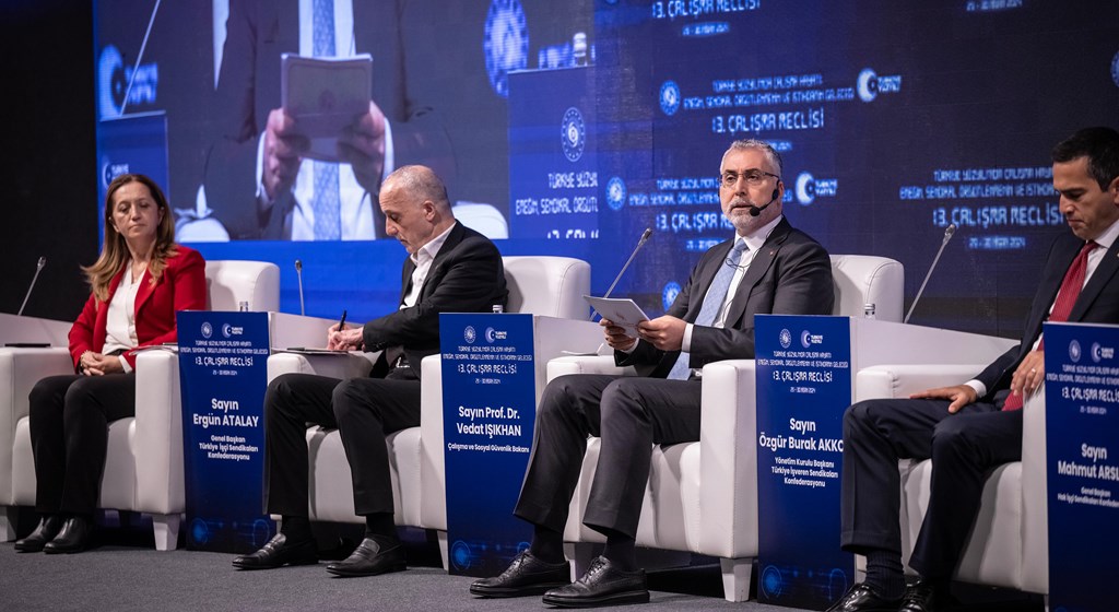 Çalışma ve Sosyal Güvenlik Bakanı Prof. Dr. Vedat Işıkhan, "Türkiye Yüzyılında Çalışma Hayatı: Emeğin, Sendikal Örgütlenmenin ve İstihdamın Geleceği" temasıyla düzenlenen 13. Çalışma Meclisi toplantısına katıldı.