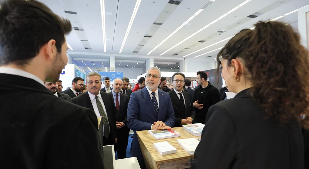 Çalışma ve Sosyal Güvenlik Bakanı Prof. Dr. Vedat Işıkhan, Türkiye Verimlilik Vakfı ve Ankara Bilim Üniversitesinin ev sahipliğinde ATO Congresium'da düzenlenen "Gelecek İçin Teknolojiler" temalı 6. Verimlilik ve Teknoloji Fuarı'nı ziyaret etti.