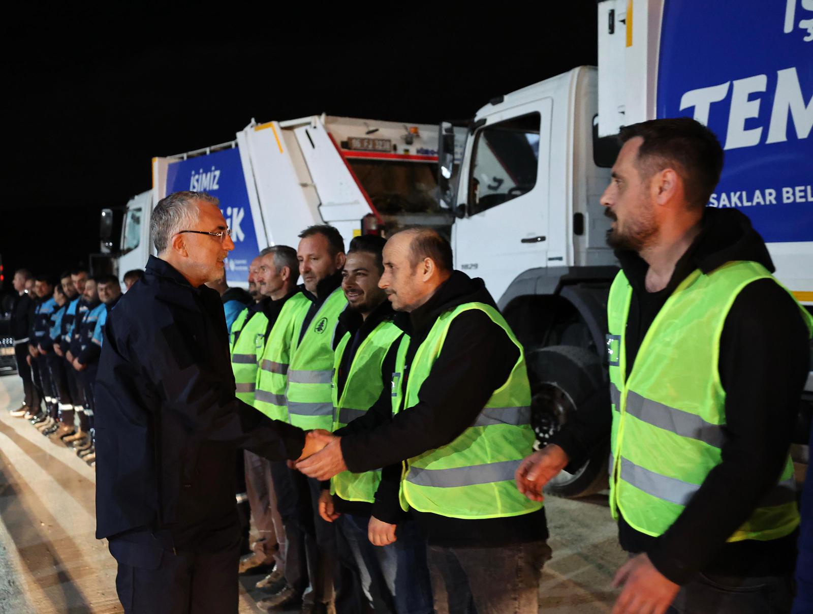 Çalışma ve Sosyal Güvenlik Bakanı Vedat Işıkhan, Pursaklar Belediyesi işçilerini ziyaret ederek, 1 Mayıs Emek ve Dayanışma Günü'nü kutladı.