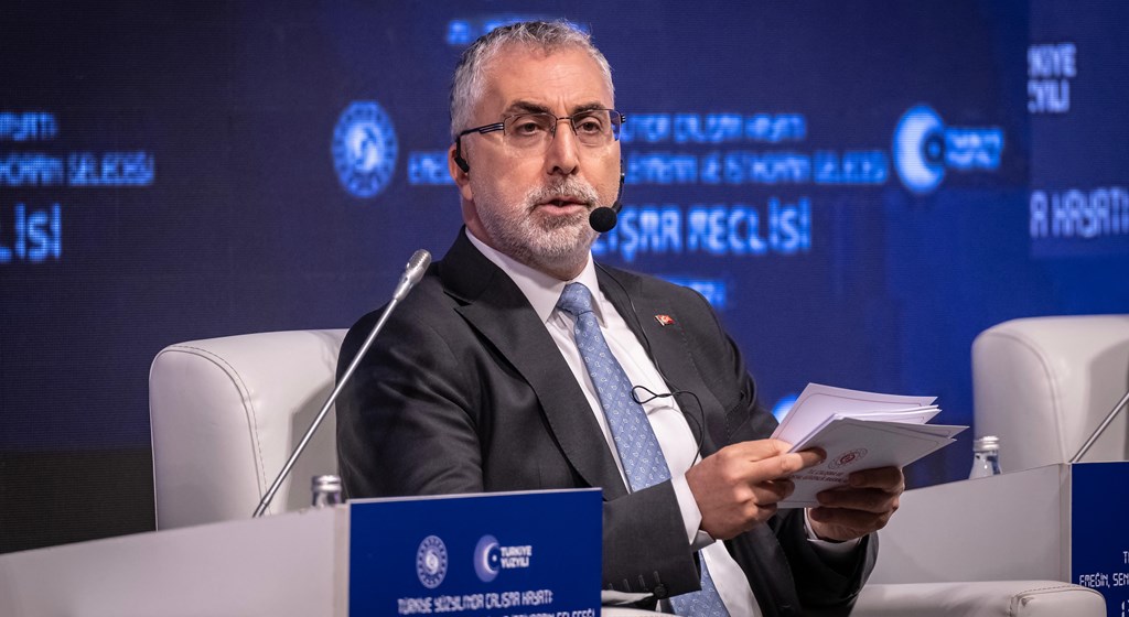 Çalışma ve Sosyal Güvenlik Bakanı Prof. Dr. Vedat Işıkhan, "Türkiye Yüzyılında Çalışma Hayatı: Emeğin, Sendikal Örgütlenmenin ve İstihdamın Geleceği" temasıyla düzenlenen 13. Çalışma Meclisi toplantısına katıldı.