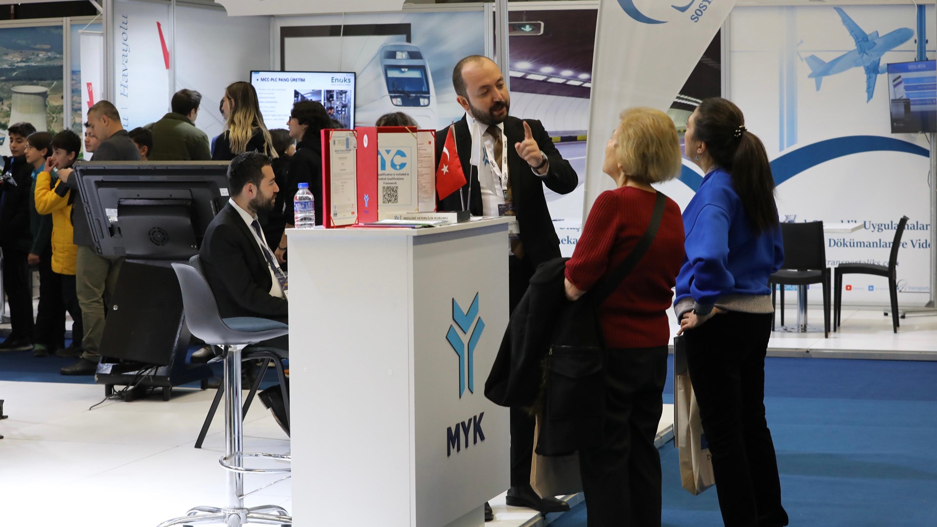 Çalışma ve Sosyal Güvenlik Bakanı Prof. Dr. Vedat Işıkhan, Türkiye Verimlilik Vakfı ve Ankara Bilim Üniversitesinin ev sahipliğinde ATO Congresium'da düzenlenen "Gelecek İçin Teknolojiler" temalı 6. Verimlilik ve Teknoloji Fuarı'nı ziyaret etti.