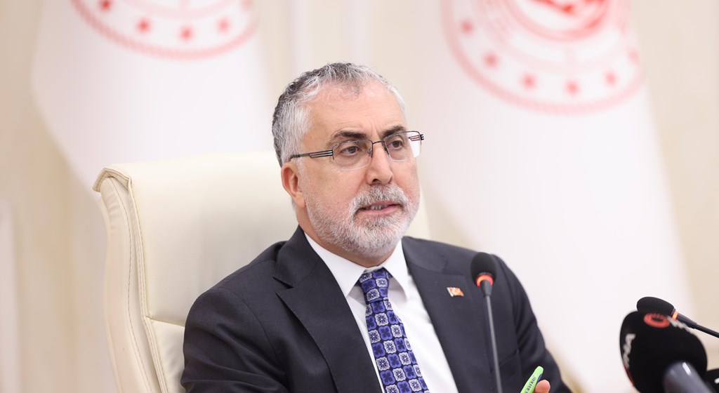 Çalışma ve Sosyal Güvenlik Bakanı Prof. Dr. Vedat Işıkhan, Çalışma ve Sosyal Güvenlik Bakanlığı Reşat Moralı Toplantı Salonu’nda düzenlenen tekstil, giyim ve deri sektörünün temsilcilerinin katıldığı “I. Sektör Buluşmaları Programı” na katıldı.