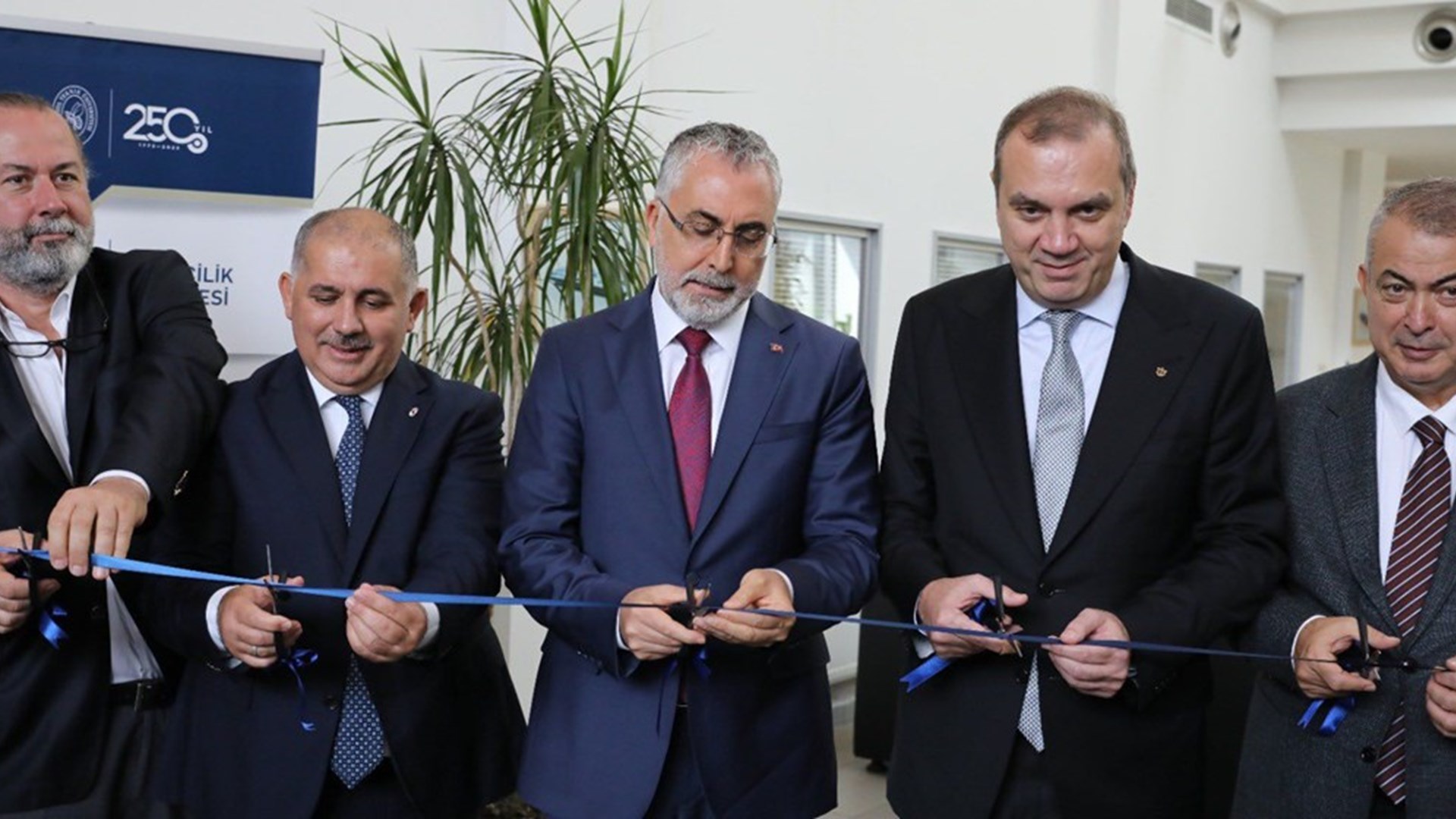 Çalışma ve Sosyal Güvenlik Bakanı Prof. Dr. Vedat Işıkhan, çeşitli ziyaretlerde bulunmak ve programlara katılmak üzere İstanbul’a gitti.