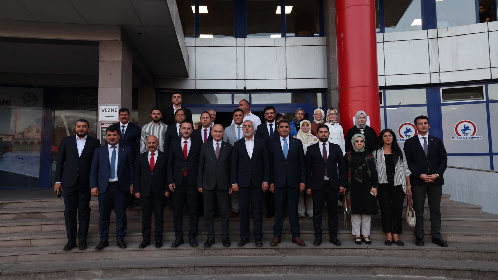 Çalışma ve Sosyal Güvenlik Bakanı Prof. Dr. Vedat Işıkhan, çeşitli ziyaretlerde bulunmak ve AK Parti Düzce İl Danışma Meclisi Toplantısı’na katılmak üzere Düzce’ye gitti.