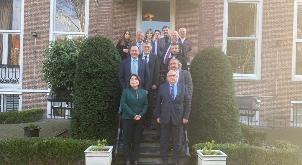 Bakanlığımızın Dış İlişkiler ve Avrupa Birliği Genel Müdürlüğünün (İKG PRO) Avrupa Birliği eş finansmanı ile finanse ettiği, Türkiye Haber-İş Sendikasının faydalanıcı olduğu bir hibe projesi kapsamında Türkiye Haber-İş Sendikası temsilcileri, RTÜK üst düzey yöneticileri ve Hacı Bayram Veli Üniversitesinden Çalışma Ekonomisi ve Endüstri İlişkileri Bölüm Başkanı ve Bakanlığımız Danışma Kurulu üyesi Prof.Dr. Yücel UYANIK’ın da yer aldığı, akademisyenlerin oluşturduğu heyet Hollanda’yı ziyaret etmiştir.