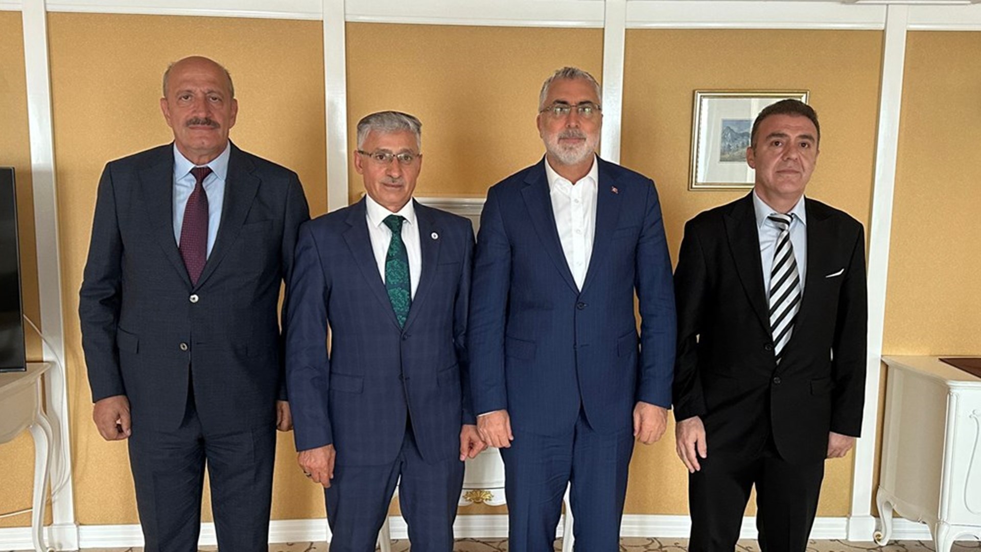 Çalışma ve Sosyal Güvenlik Bakanı Prof. Dr. Vedat Işıkhan, Çalışma ve Sosyal Güvenlik Bakanlığı ile Romanya Çalışma ve Sosyal Dayanışma Bakanlığı arasındaki Çalışma ve Sosyal Güvenlik Ortak Çalışma Grubu’nun 1. Toplantısı’na katılmak ve çeşitli temaslarda bulunmak üzere Romanya’ya gitti.