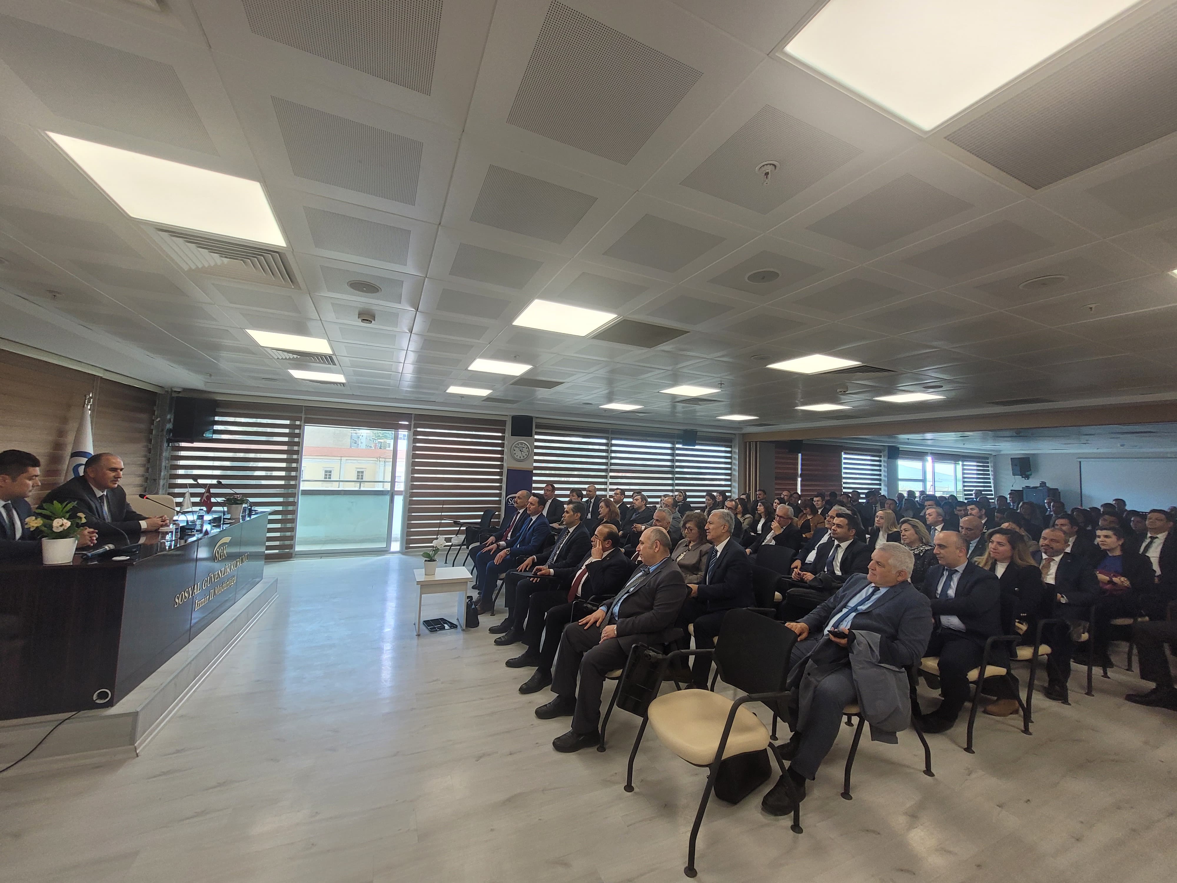 Rehberlik ve Teftiş Başkanımız Erol Güner, Çalışma Hayatı İstişare Toplantısı'na iştirak etmek amacıyla bulunduğu İzmir'de, İzmir Grup Başkanlığımıza ziyaret düzenledi. 