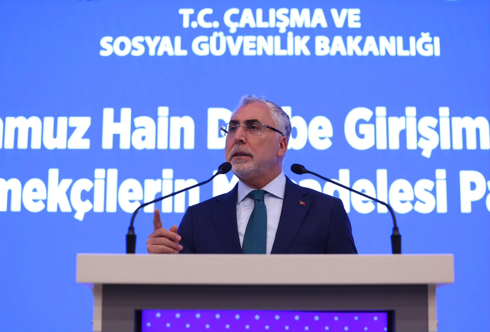 Çalışma ve Sosyal Güvenlik Bakanı Prof. Dr. Vedat Işıkhan, Çalışma ve Sosyal Güvenlik Bakanlığı tarafından Türkiye İş Kurumu Genel Müdürlüğü’nde (İŞKUR) düzenlenen 15 Temmuz Hain Darbe Girişimine Karşı Emekçilerin Mücadelesi Paneli’ne katıldı.