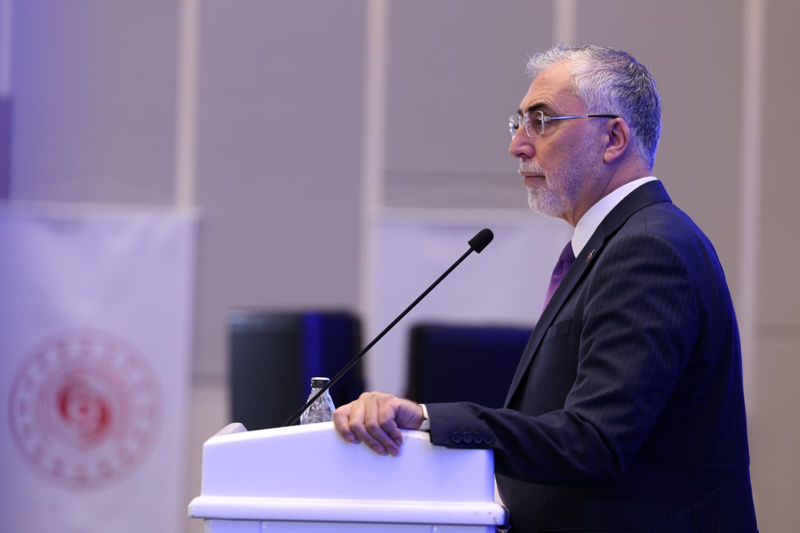Çalışma ve Sosyal Güvenlik Bakanı Prof. Dr. Vedat Işıkhan, çeşitli ziyaretlerde bulunmak ve programlara katılmak üzere bulunduğu Antalya’da Türkiye İş Kurumu (İŞKUR) İl Müdürleri İstişare Toplantısı’na katıldı.