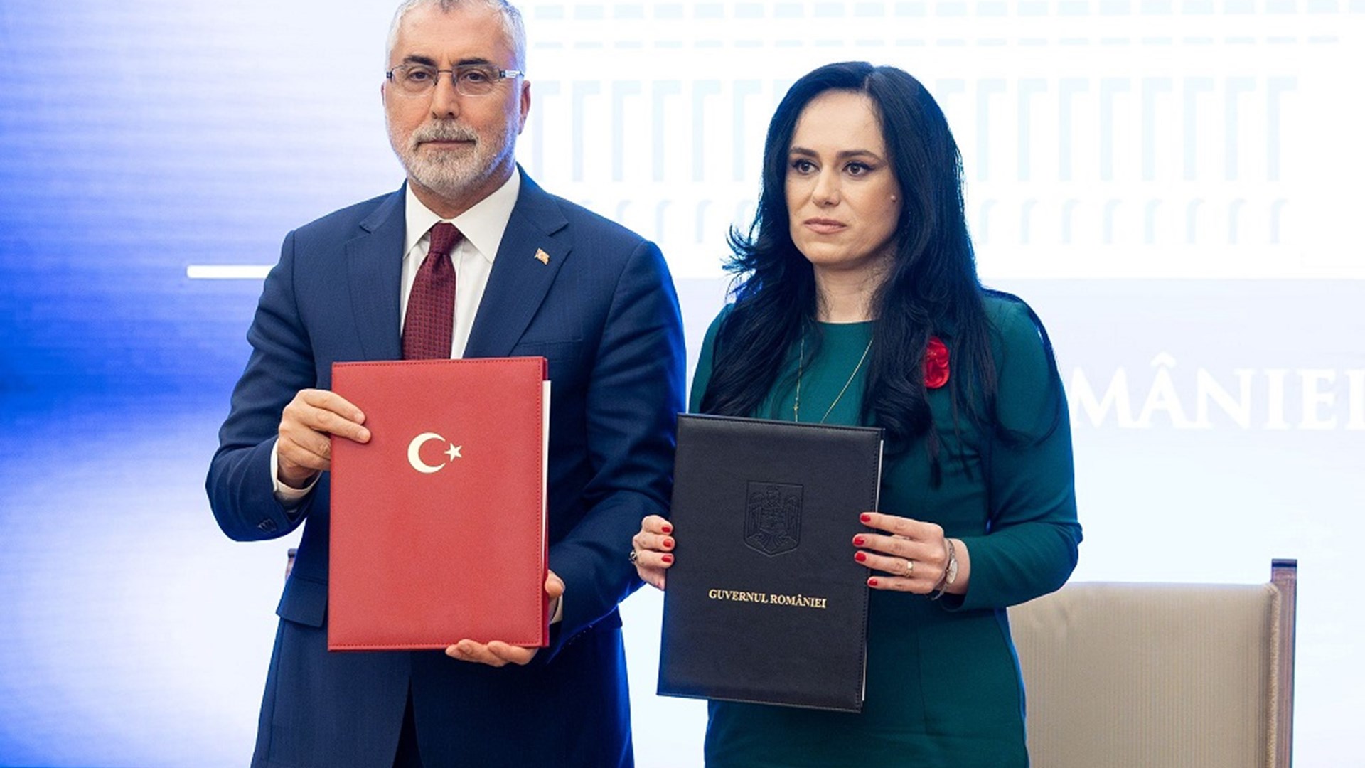 Çalışma ve Sosyal Güvenlik Bakanı Prof. Dr. Vedat Işıkhan, Çalışma ve Sosyal Güvenlik Bakanlığı ile Romanya Çalışma ve Sosyal Dayanışma Bakanlığı arasındaki Çalışma ve Sosyal Güvenlik Ortak Çalışma Grubu’nun 1. Toplantısı’na katılmak ve çeşitli temaslarda bulunmak üzere Romanya’ya gitti.