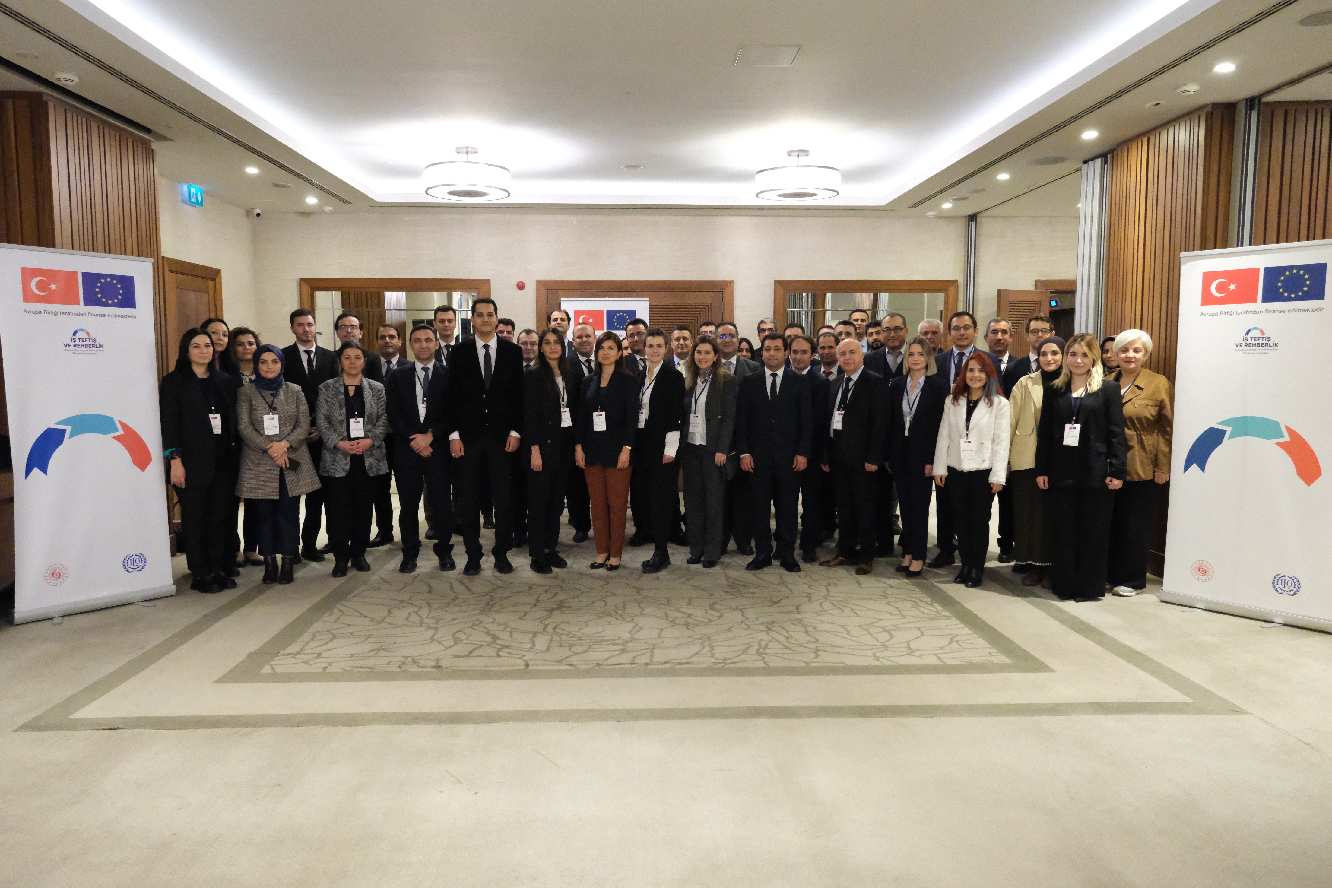 İş Teftiş ve Rehberlik Projesi kapsamında piyasa sistemleri analizi sektörel danışma toplantılarının ilki olan “Tekstil Sektöründe İnsana Yakışır İşler Danışma Toplantısı” 15 Ocak 2025 tarihinde Adana’da gerçekleştirildi.