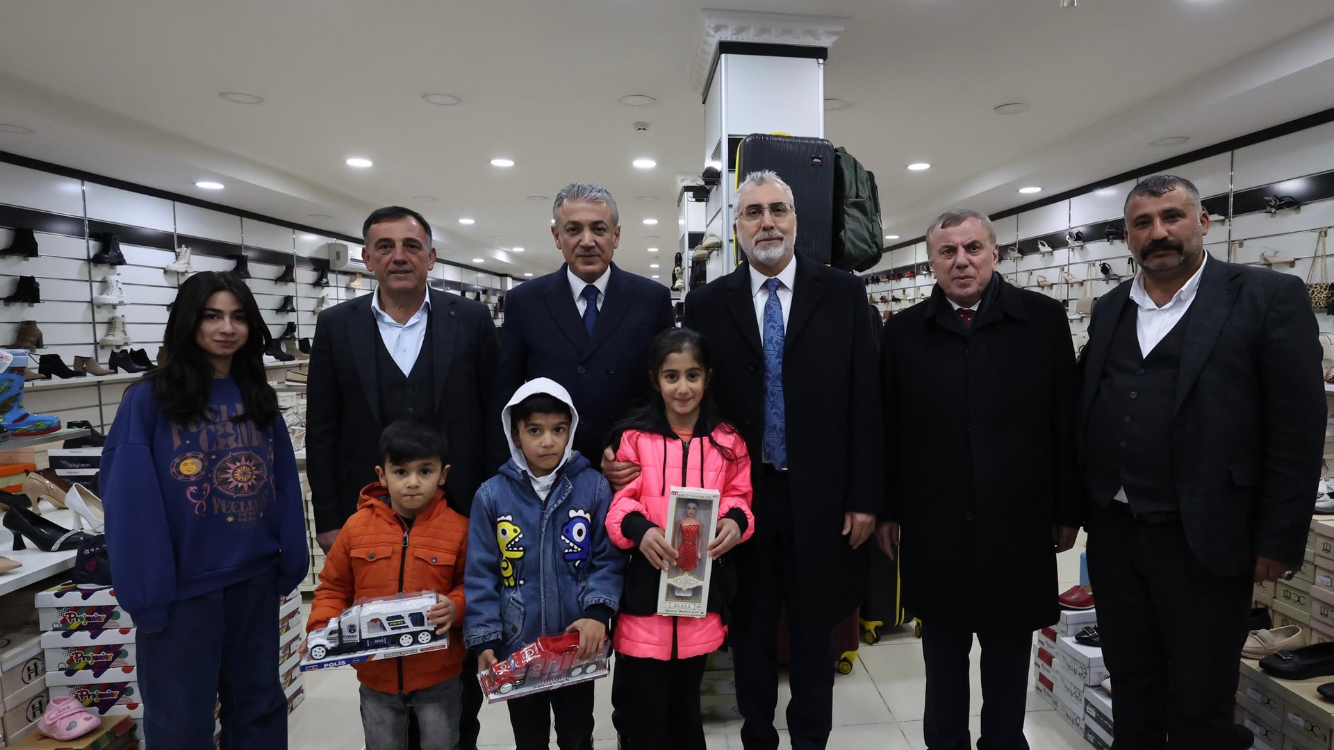 Çalışma ve Sosyal Güvenlik Bakanı Prof. Dr. Vedat Işıkhan, çeşitli temaslarda bulunmak ve “Türkiye Yüzyılı’nda Çalışma Hayatı Buluşmaları” Programına katılmak üzere Mardin’e gitti.