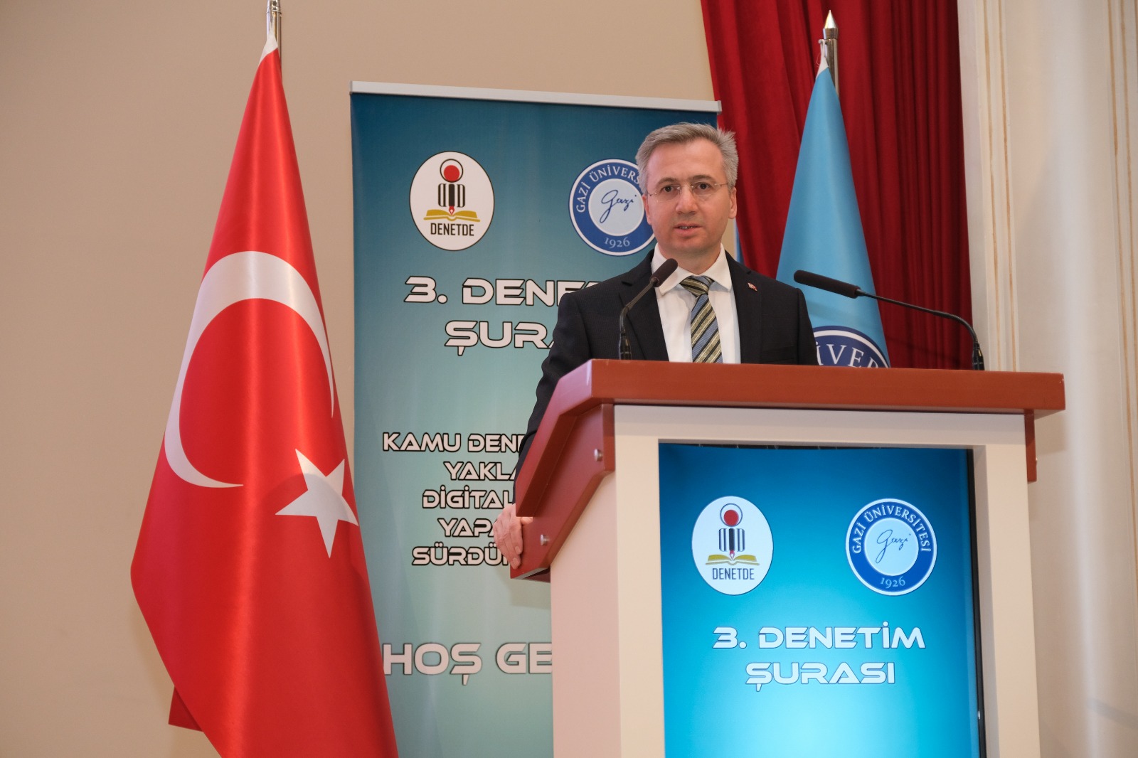 Gazi Üniversitesi Rektörlük Mimar Kemalettin Salonunda “Kamu Denetiminde Yeni Yaklaşımlar: Dijital Dönüşüm, Yapay Zekâ ve Sürdürülebilirlik” temasıyla 20 Kasım 2025 tarihinde düzenlenen 3. Denetim Şurasına, Rehberlik ve Teftiş Başkanımız Bekir Aktürk de katılarak çalışma hayatında denetim ve mesleki motivasyona ilişkin kapsamlı bir sunum gerçekleştirdi.