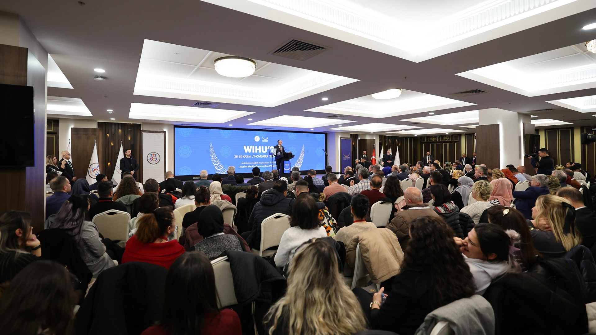 Çalışma ve Sosyal Güvenlik Bakanı Prof. Dr. Vedat Işıkhan, Öz Sağlık-İş Sendikası ve Dünya İslam Sağlık Birliği tarafından düzenlenen “Müslüman Sağlık Topluluklarının 9. Kongresi” ne katıldı.