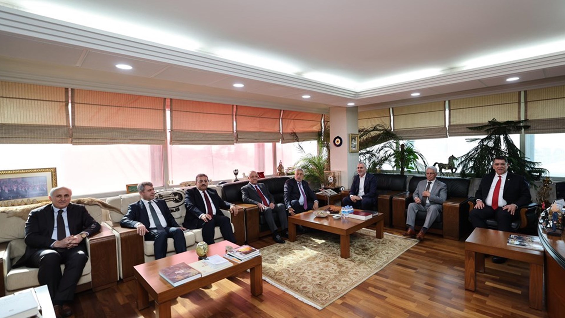 Çalışma ve Sosyal Güvenlik Bakanı Prof. Dr. Vedat Işıkhan, Türk-İş, Hak-İş, Türkiye Kamu-Sen, TESK ve TZOB Konfederasyonlarını ziyaret etti.