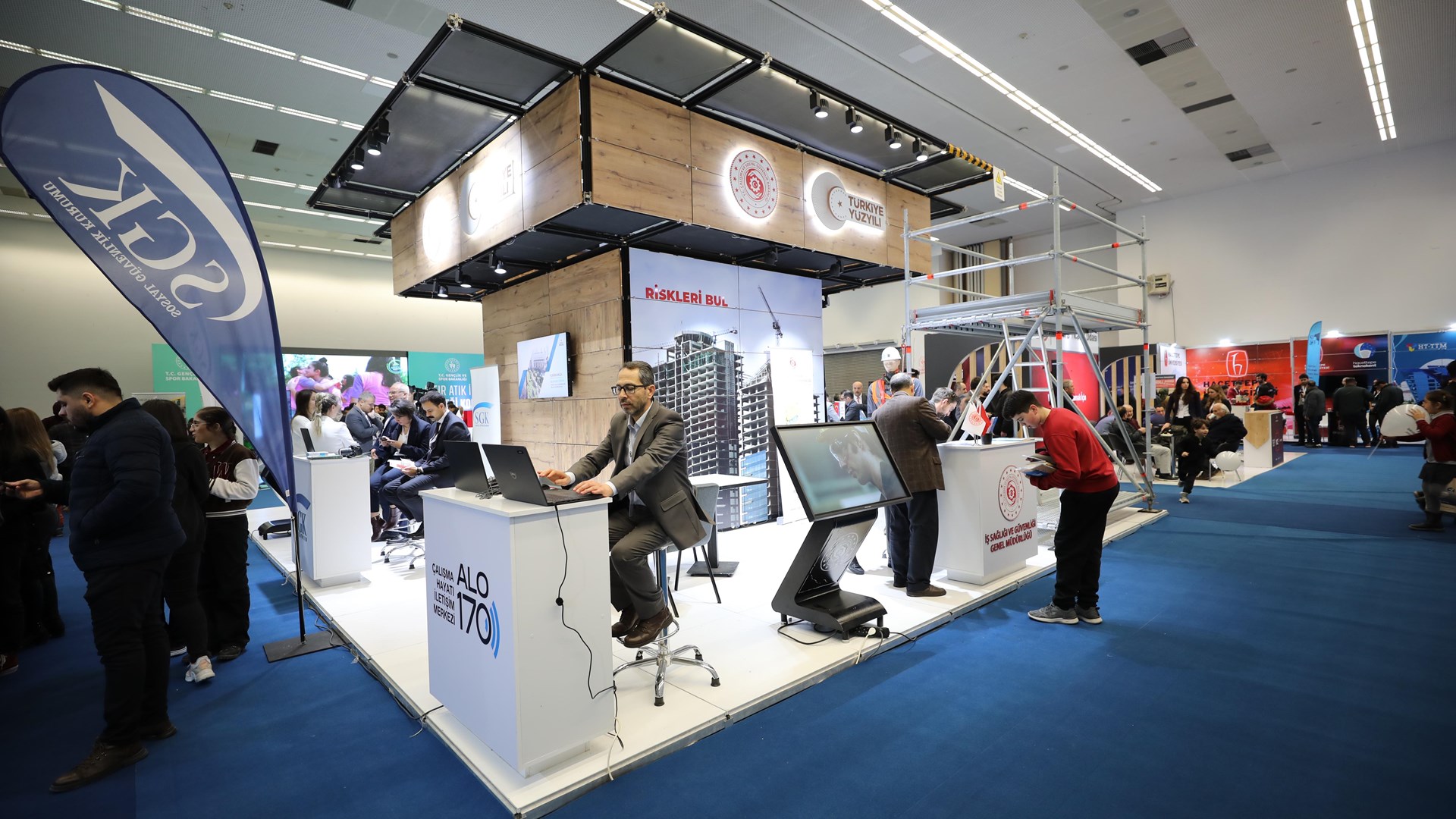 Çalışma ve Sosyal Güvenlik Bakanı Prof. Dr. Vedat Işıkhan, Türkiye Verimlilik Vakfı ve Ankara Bilim Üniversitesinin ev sahipliğinde ATO Congresium'da düzenlenen "Gelecek İçin Teknolojiler" temalı 6. Verimlilik ve Teknoloji Fuarı'nı ziyaret etti.