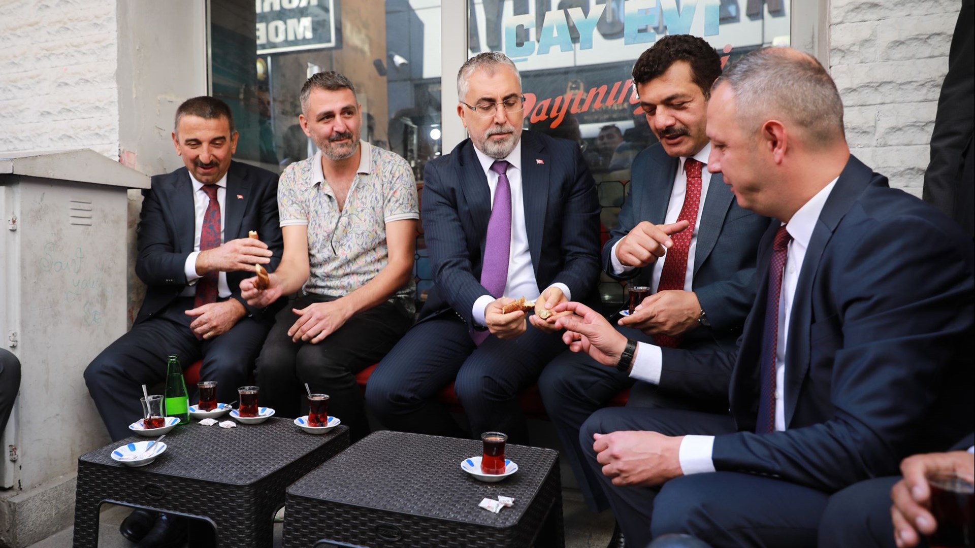 Çalışma ve Sosyal Güvenlik Bakanı Prof. Dr. Vedat Işıkhan, “Şehir Buluşmaları” kapsamında ziyaretlerde bulunmak ve programlara katılmak üzere Zonguldak’a gitti.